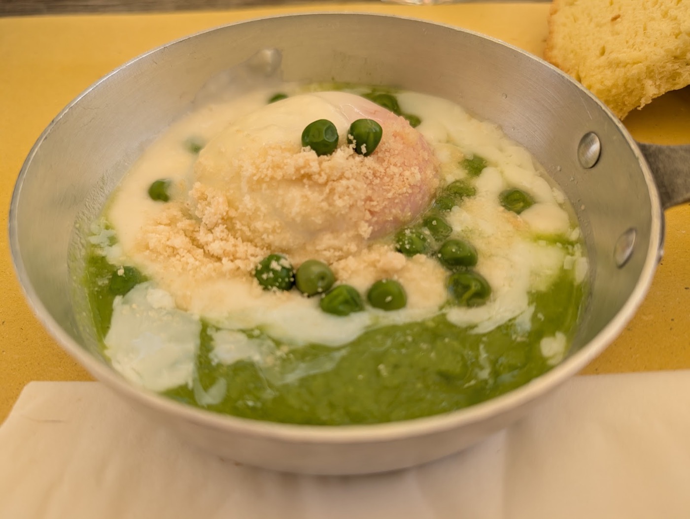 Uovo cotto a bassa temperatura con crema di piselli e parmigiano